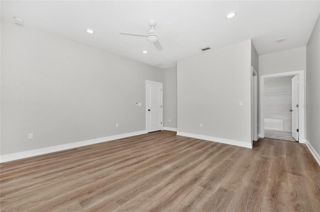 For Sale: $279,900 (3 beds, 2 baths, 1586 Square Feet)