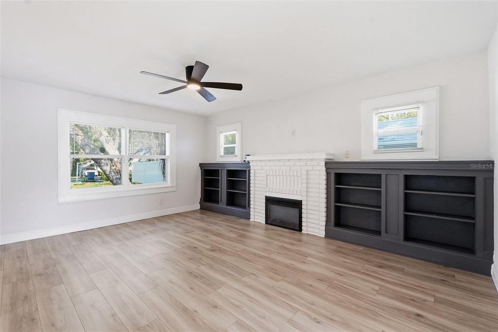 For Sale: $350,000 (3 beds, 2 baths, 1278 Square Feet)