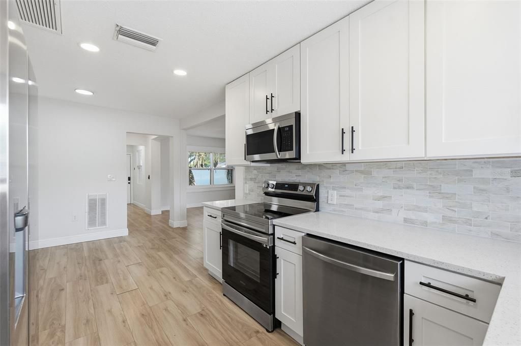For Sale: $350,000 (3 beds, 2 baths, 1278 Square Feet)