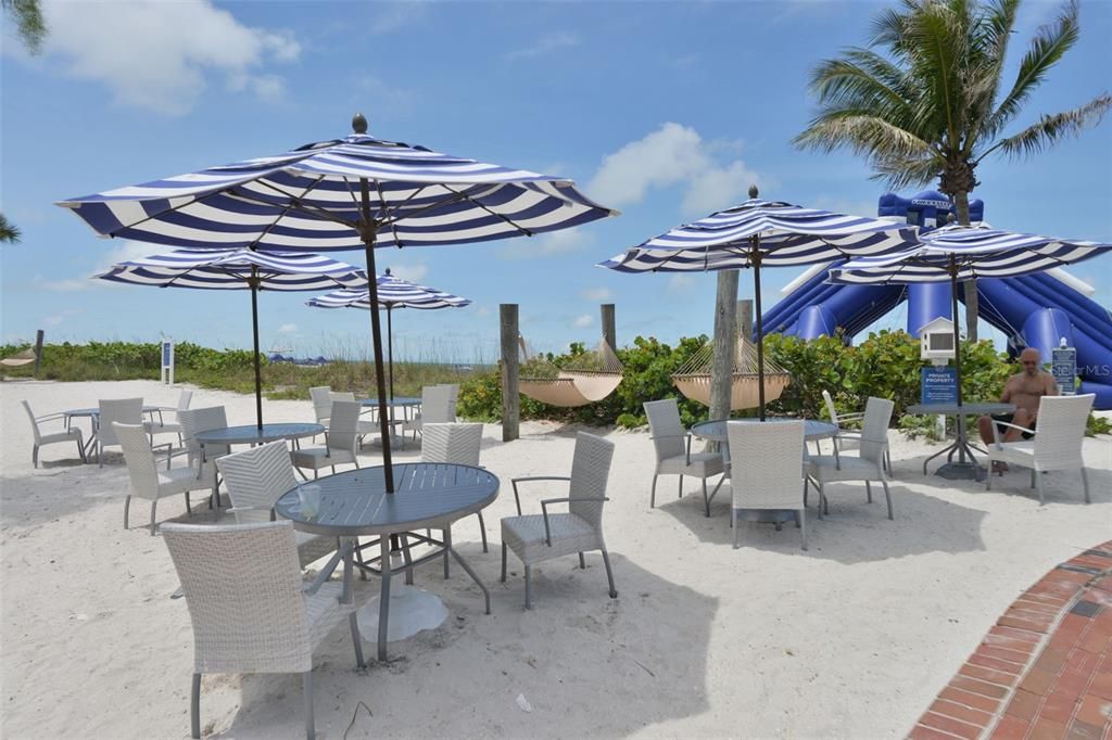 For Sale: $695,000 (2 beds, 3 baths, 1135 Square Feet)