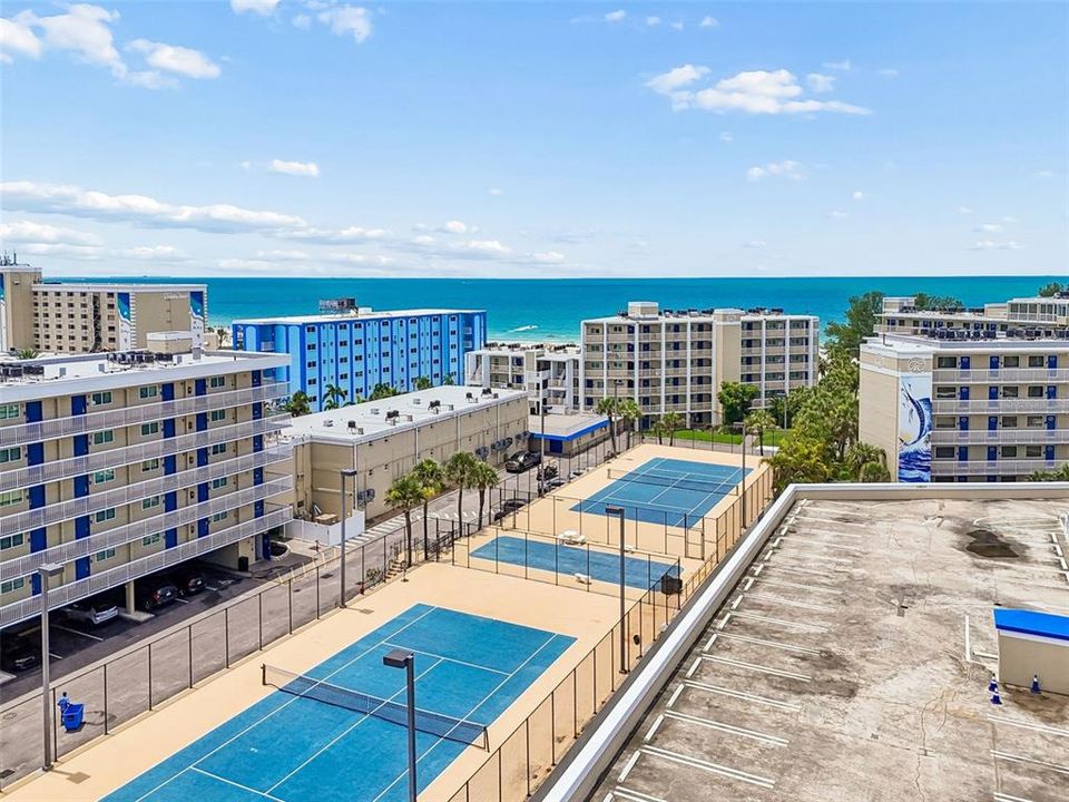 For Sale: $695,000 (2 beds, 3 baths, 1135 Square Feet)