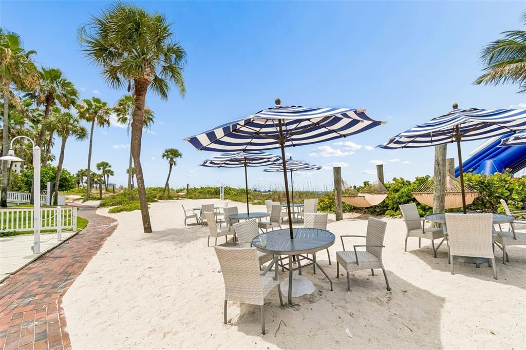 For Sale: $695,000 (2 beds, 3 baths, 1135 Square Feet)