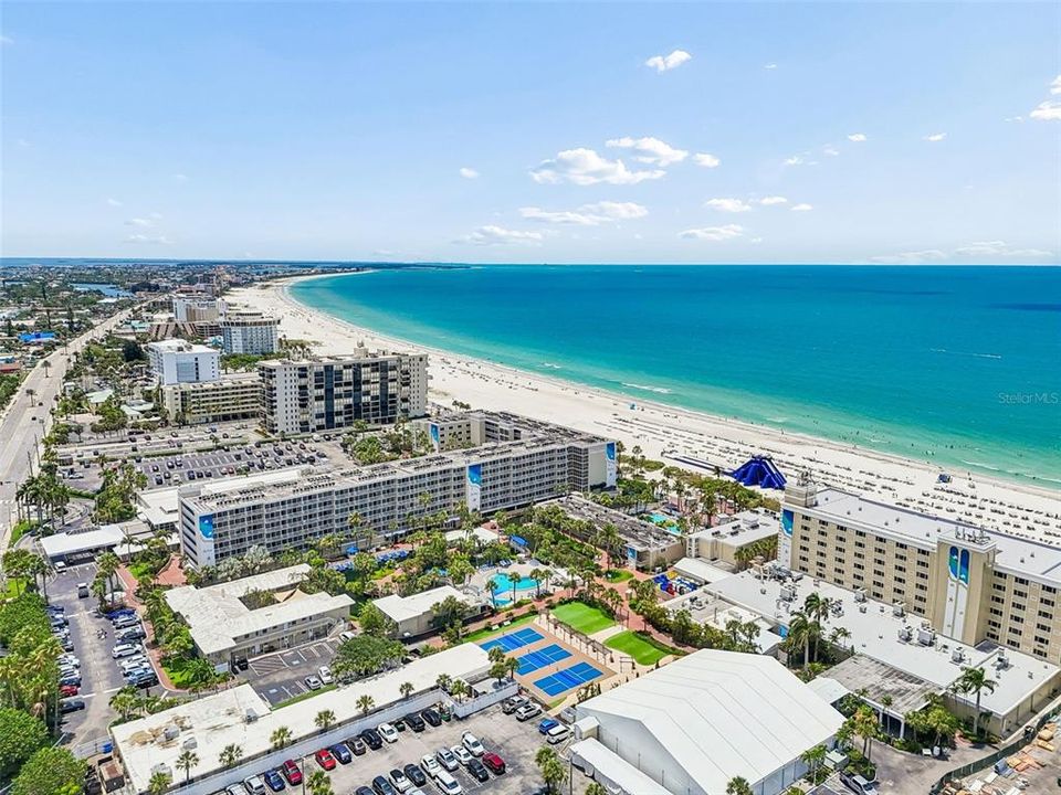 For Sale: $695,000 (2 beds, 3 baths, 1135 Square Feet)