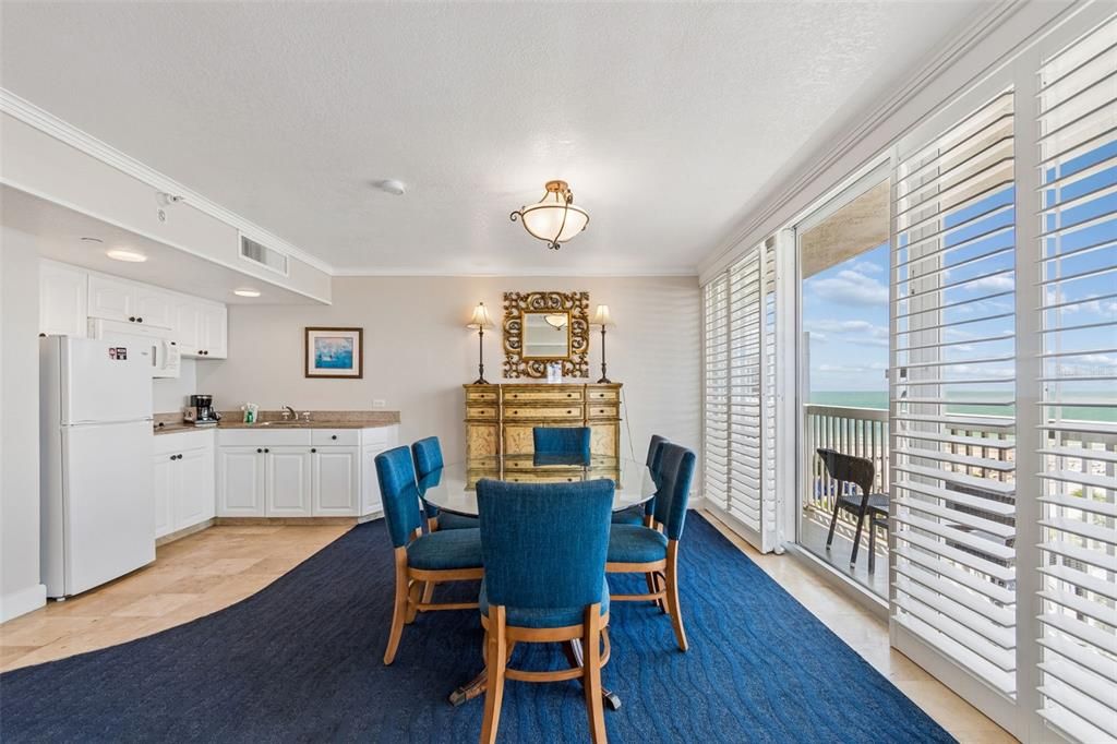 For Sale: $695,000 (2 beds, 3 baths, 1135 Square Feet)