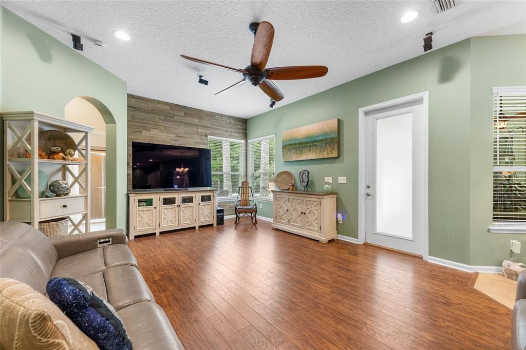 For Sale: $710,000 (4 beds, 3 baths, 2740 Square Feet)