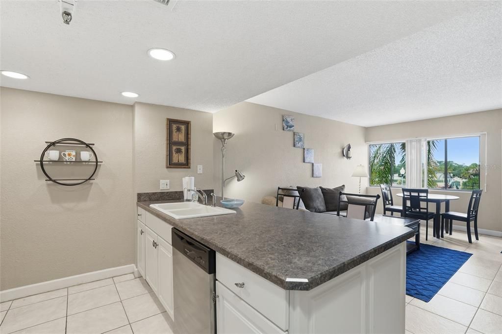 For Sale: $165,000 (1 beds, 1 baths, 593 Square Feet)