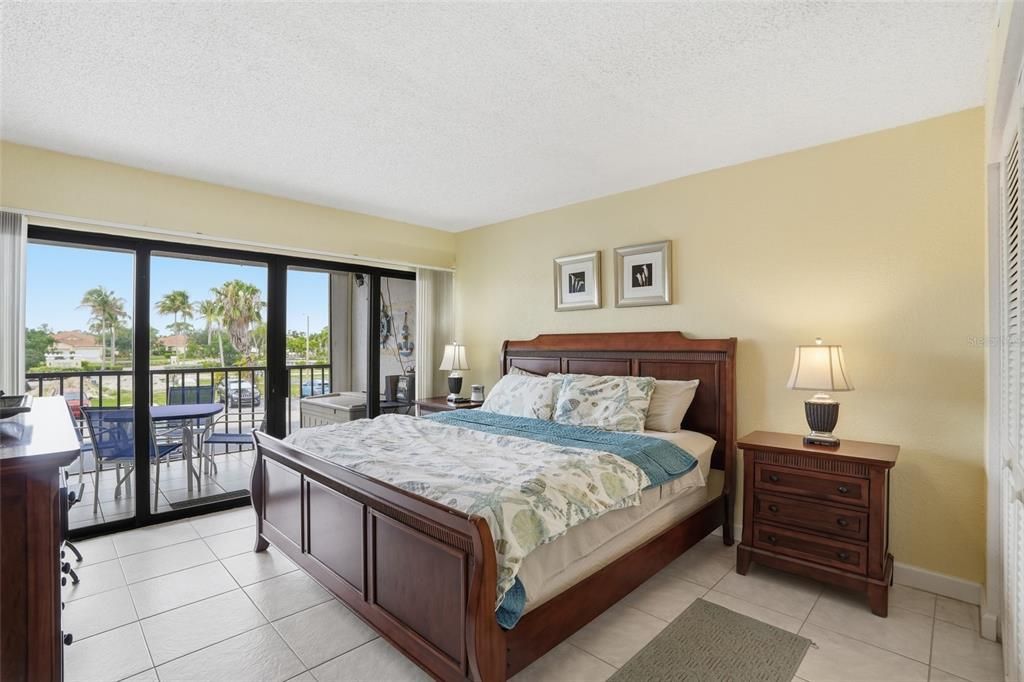 For Sale: $165,000 (1 beds, 1 baths, 593 Square Feet)