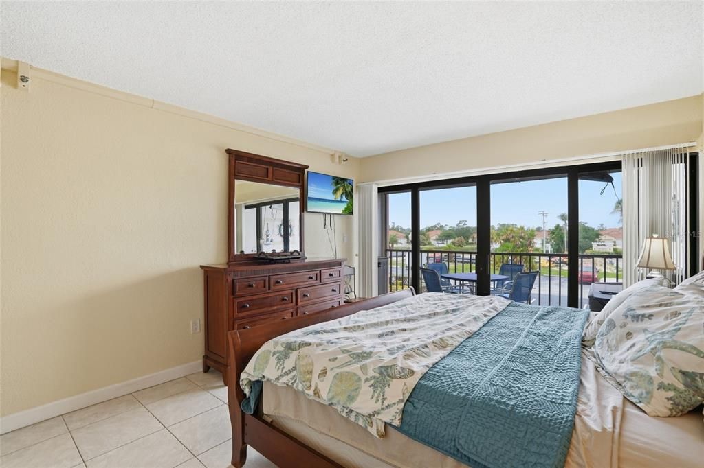 For Sale: $165,000 (1 beds, 1 baths, 593 Square Feet)