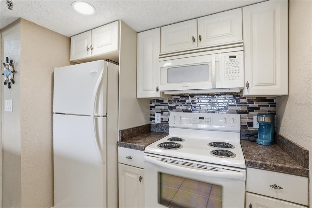 For Sale: $165,000 (1 beds, 1 baths, 593 Square Feet)