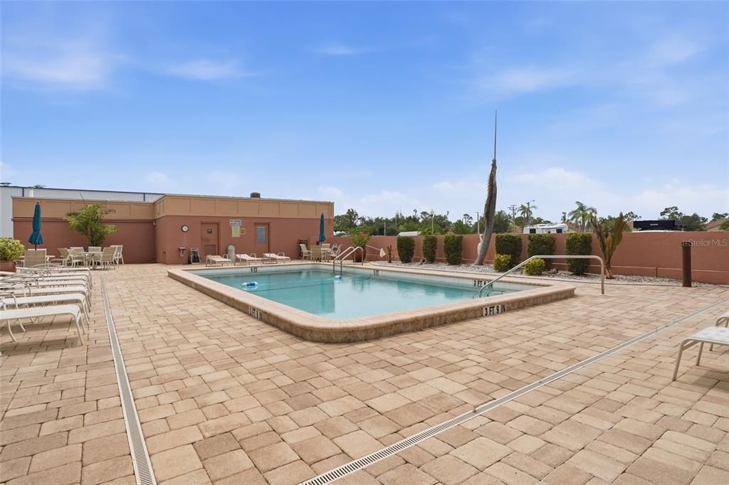 For Sale: $165,000 (1 beds, 1 baths, 593 Square Feet)