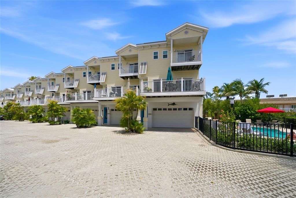 For Sale: $1,225,000 (3 beds, 2 baths, 1524 Square Feet)