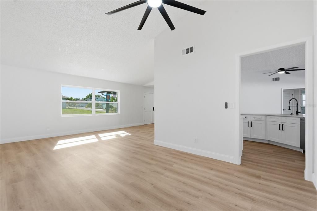 En Venta: $360,000 (3 camas, 2 baños, 1696 Pies cuadrados)