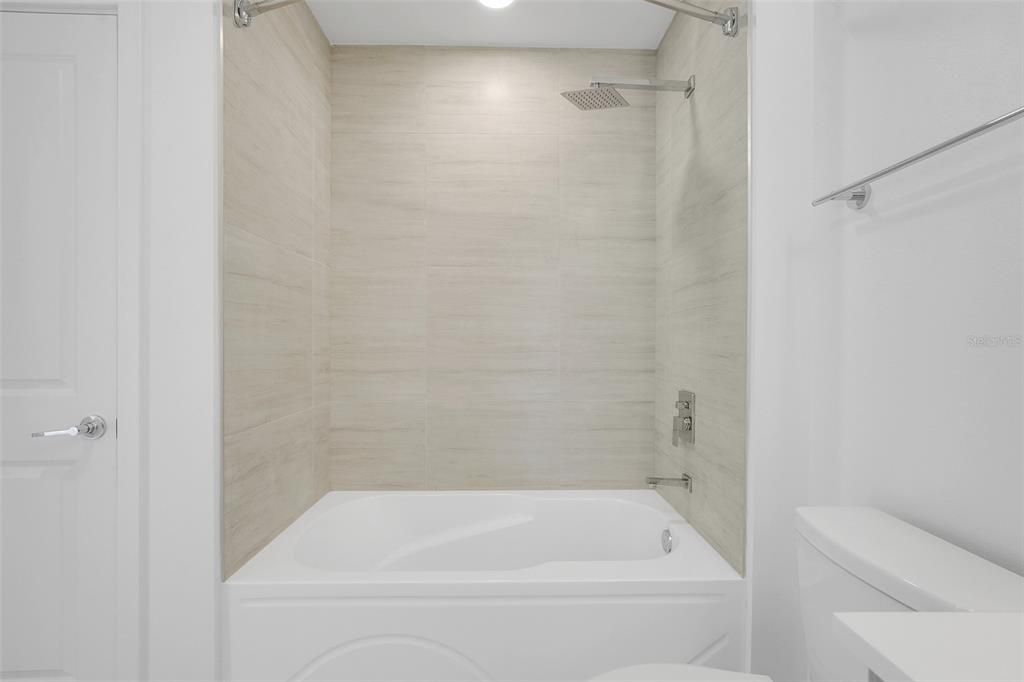 На продажу: $325,000 (2 спален, 2 ванн, 1023 Квадратных фут)