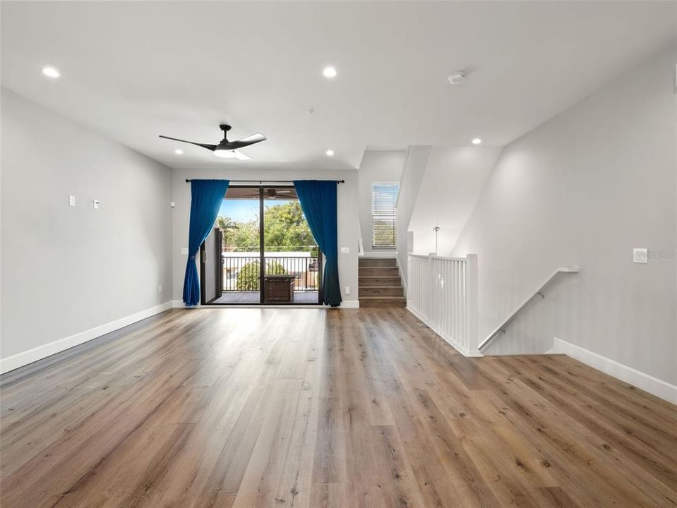 En Venta: $560,000 (3 camas, 3 baños, 1937 Pies cuadrados)