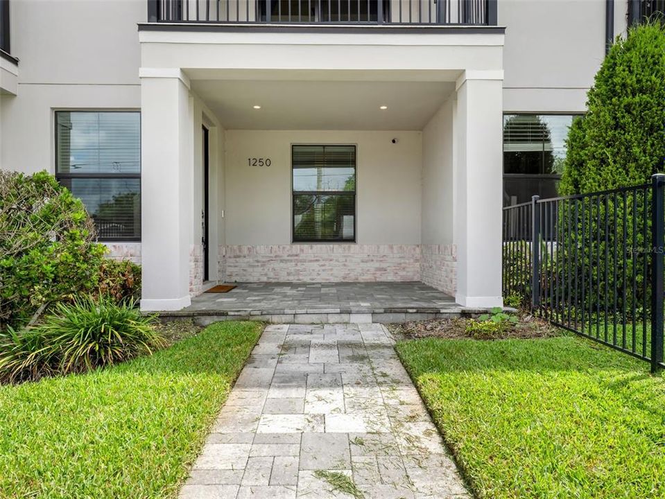 En Venta: $560,000 (3 camas, 3 baños, 1937 Pies cuadrados)