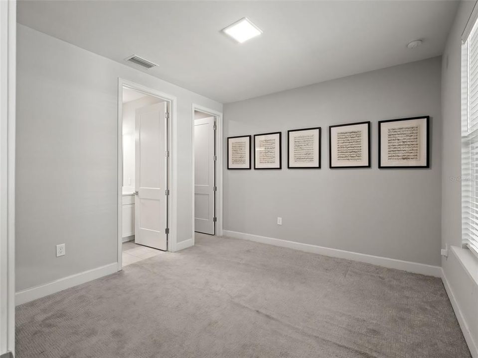 En Venta: $560,000 (3 camas, 3 baños, 1937 Pies cuadrados)