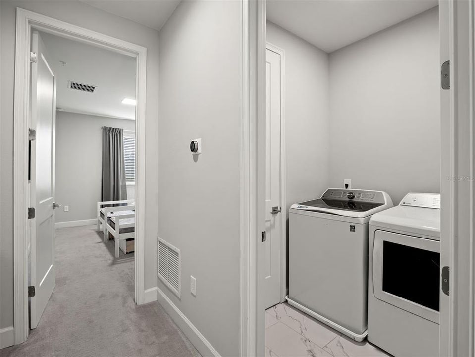 En Venta: $560,000 (3 camas, 3 baños, 1937 Pies cuadrados)