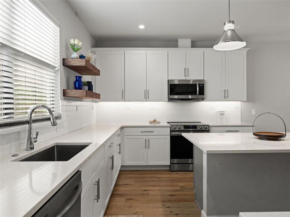En Venta: $560,000 (3 camas, 3 baños, 1937 Pies cuadrados)
