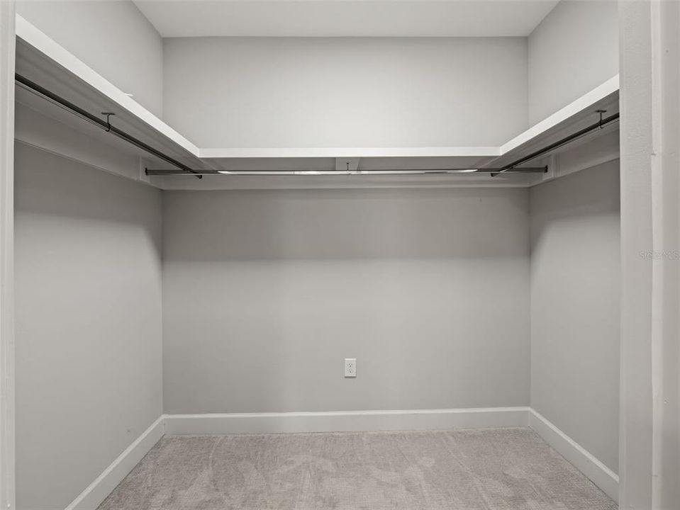 En Venta: $560,000 (3 camas, 3 baños, 1937 Pies cuadrados)