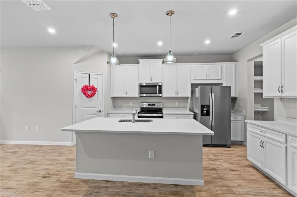 For Rent: $2,100 (3 beds, 2 baths, 1667 Square Feet)