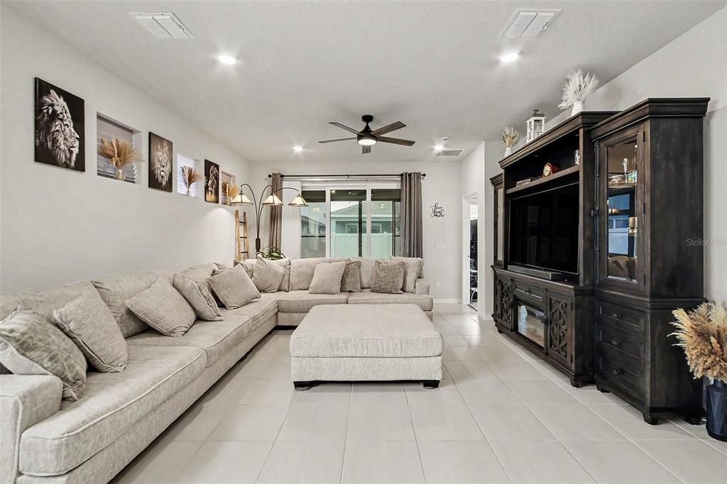 For Sale: $324,000 (3 beds, 2 baths, 1559 Square Feet)