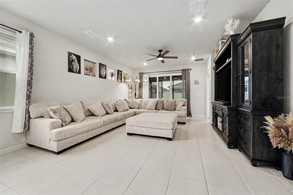For Sale: $324,000 (3 beds, 2 baths, 1559 Square Feet)