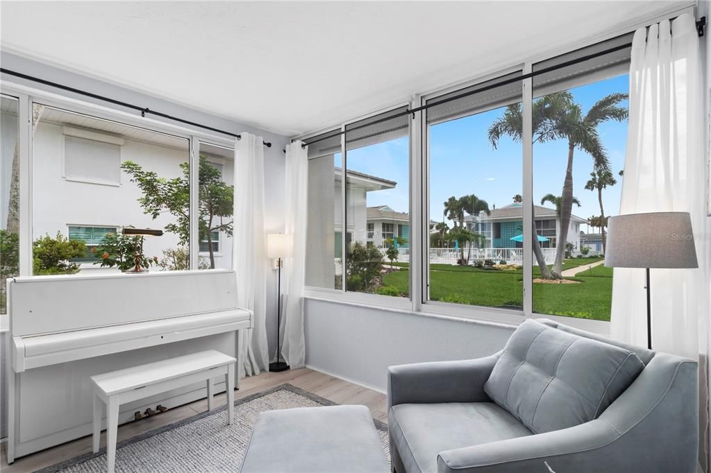 For Sale: $675,000 (1 beds, 1 baths, 810 Square Feet)
