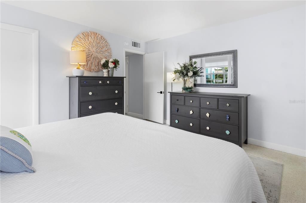 For Sale: $675,000 (1 beds, 1 baths, 810 Square Feet)