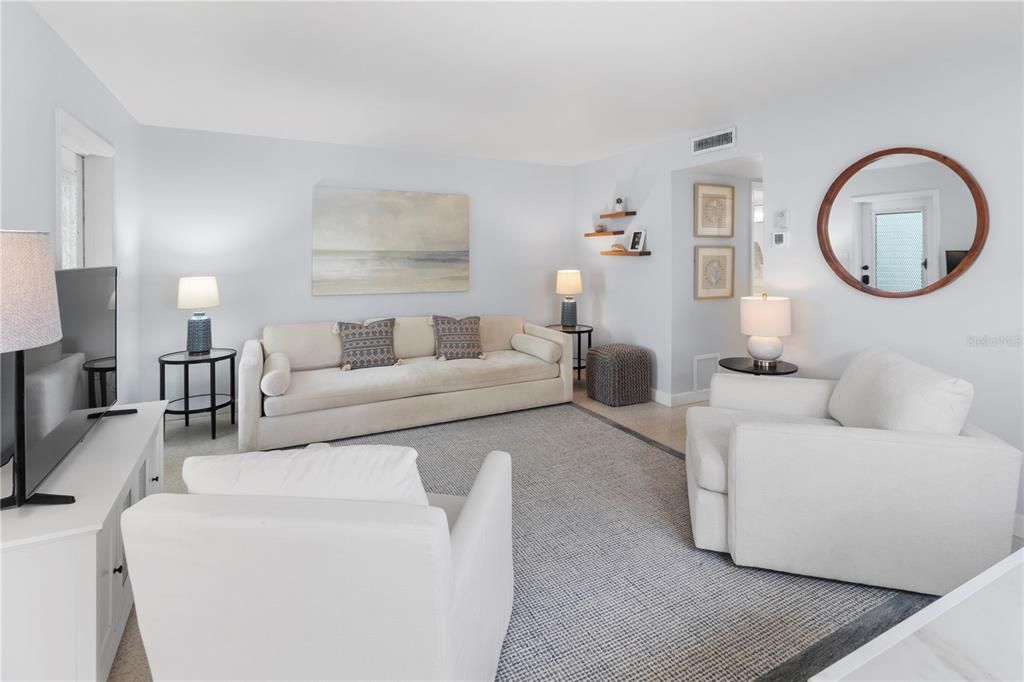 For Sale: $675,000 (1 beds, 1 baths, 810 Square Feet)