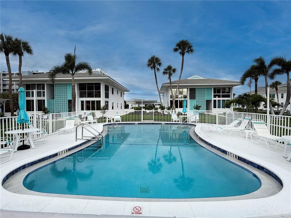 For Sale: $675,000 (1 beds, 1 baths, 810 Square Feet)