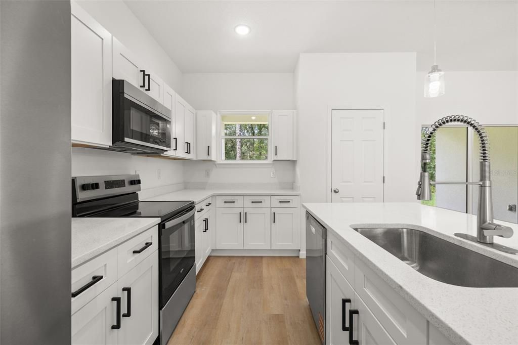 For Sale: $285,000 (3 beds, 2 baths, 1663 Square Feet)