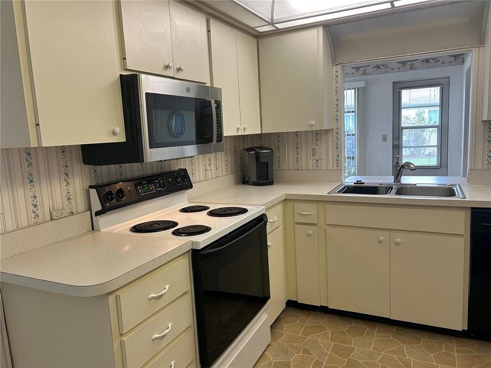 For Sale: $289,900 (2 beds, 2 baths, 1495 Square Feet)