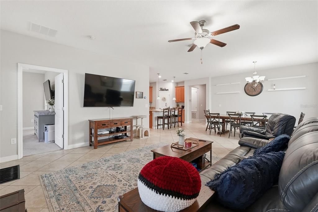For Sale: $399,900 (4 beds, 3 baths, 2076 Square Feet)