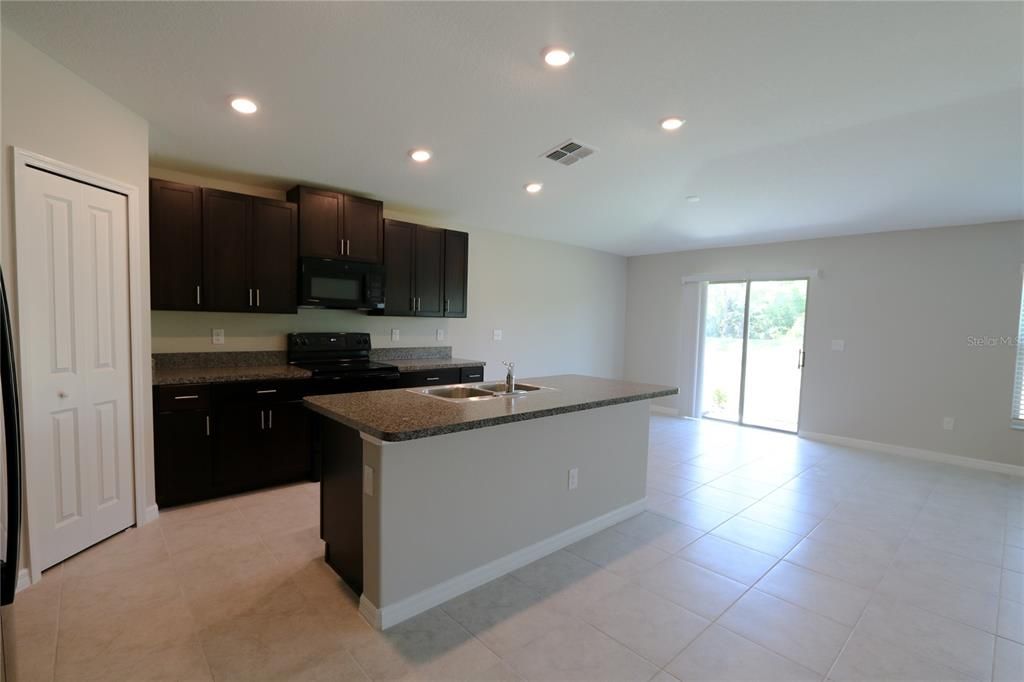 For Sale: $380,000 (4 beds, 2 baths, 1936 Square Feet)