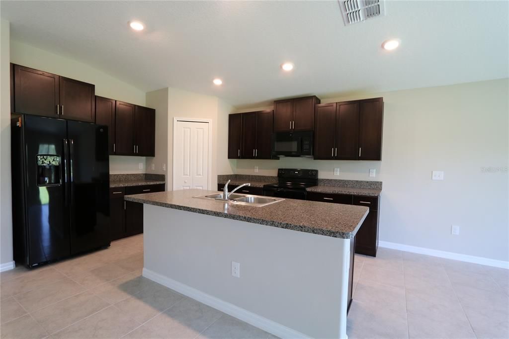 For Sale: $380,000 (4 beds, 2 baths, 1936 Square Feet)
