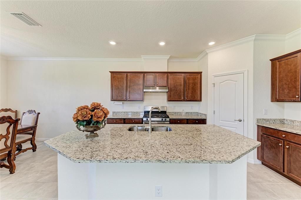 For Sale: $469,000 (2 beds, 2 baths, 1908 Square Feet)
