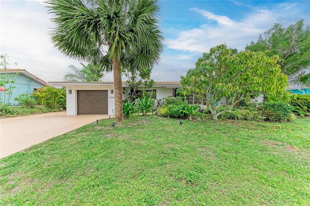 For Sale: $449,000 (3 beds, 2 baths, 1696 Square Feet)
