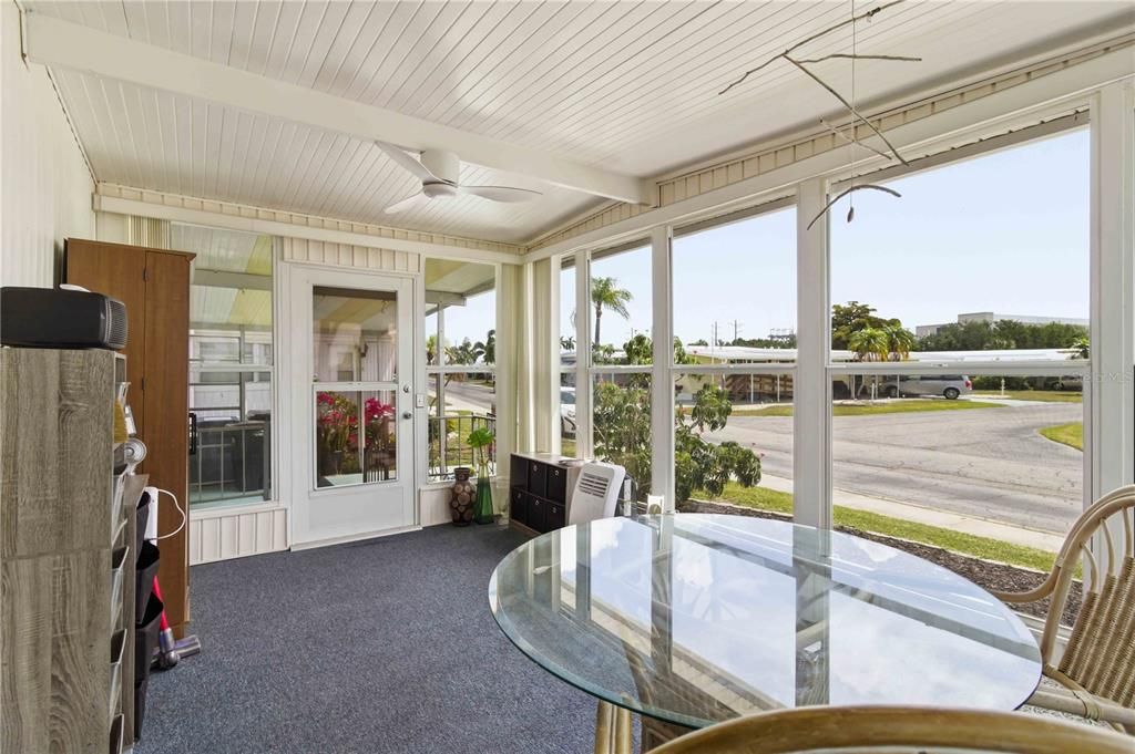 For Sale: $129,900 (2 beds, 1 baths, 720 Square Feet)