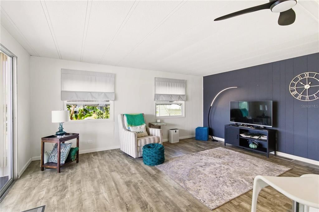 For Sale: $129,900 (2 beds, 1 baths, 720 Square Feet)
