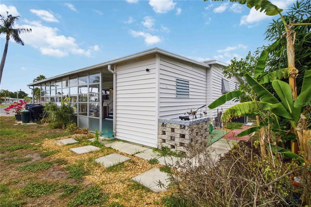 For Sale: $129,900 (2 beds, 1 baths, 720 Square Feet)