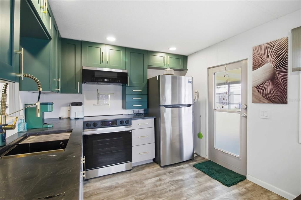 For Sale: $129,900 (2 beds, 1 baths, 720 Square Feet)