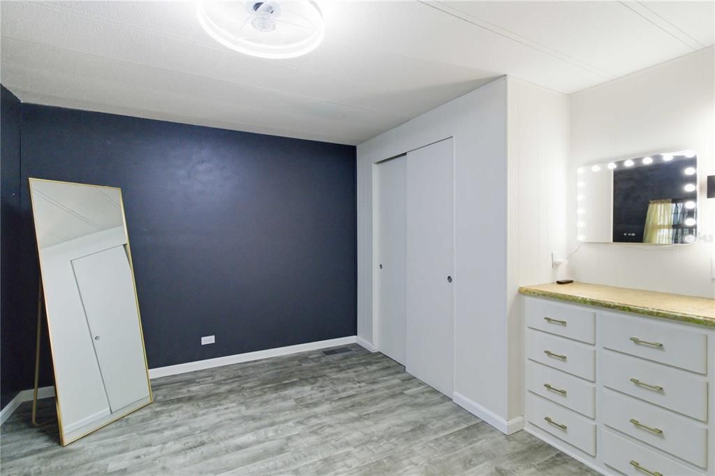 For Sale: $129,900 (2 beds, 1 baths, 720 Square Feet)