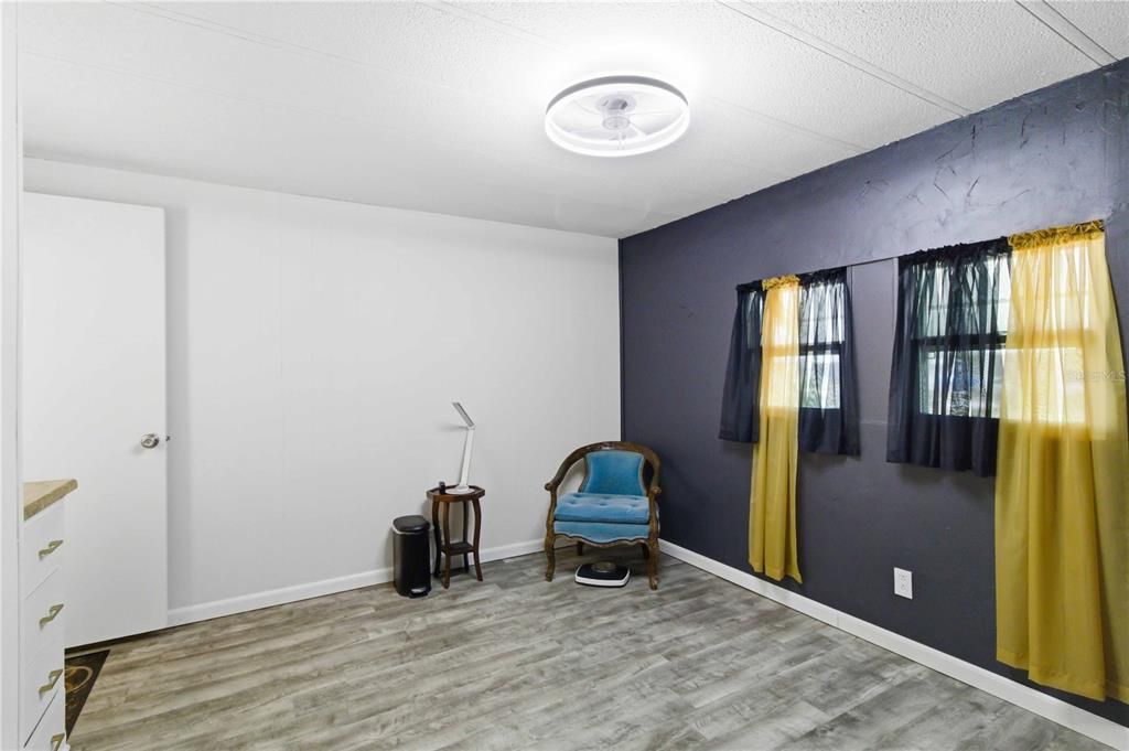 For Sale: $129,900 (2 beds, 1 baths, 720 Square Feet)