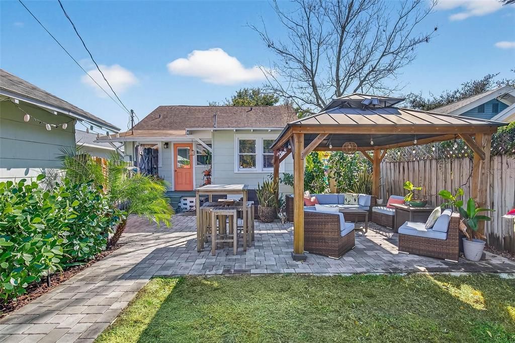 For Rent: $8,000 (3 beds, 1 baths, 1002 Square Feet)
