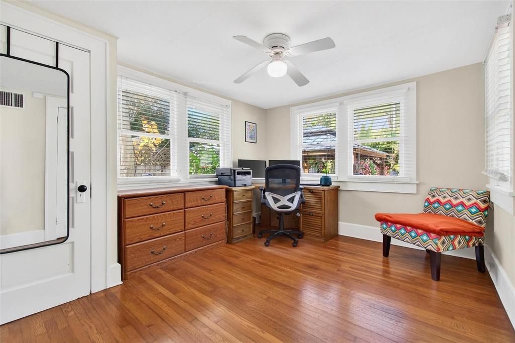 For Rent: $8,000 (3 beds, 1 baths, 1002 Square Feet)