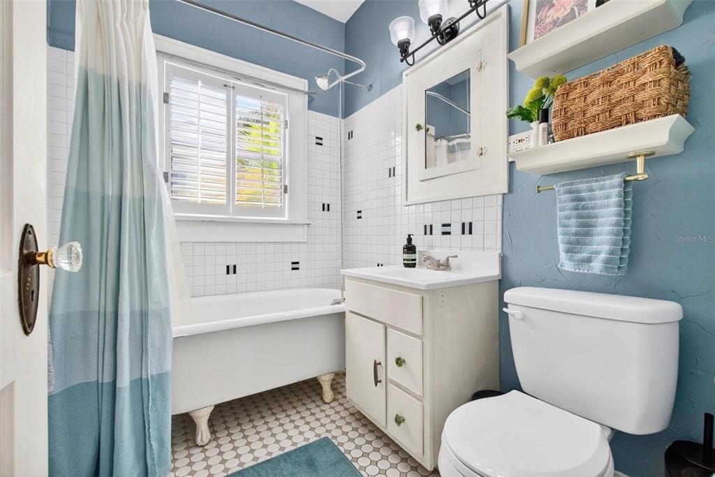 For Rent: $8,000 (3 beds, 1 baths, 1002 Square Feet)