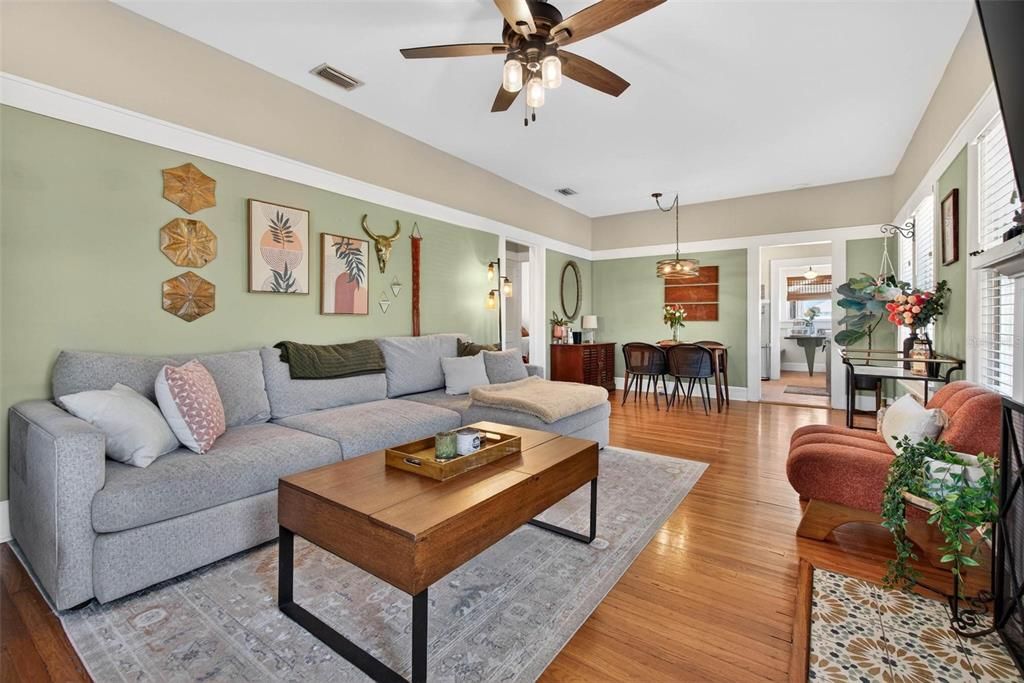 For Rent: $8,000 (3 beds, 1 baths, 1002 Square Feet)