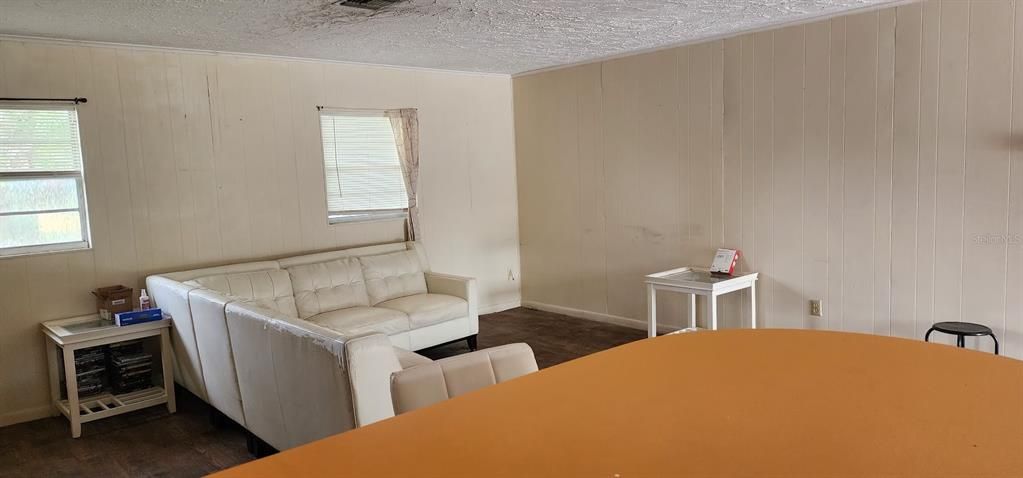 For Rent: $1,350 (2 beds, 1 baths, 900 Square Feet)