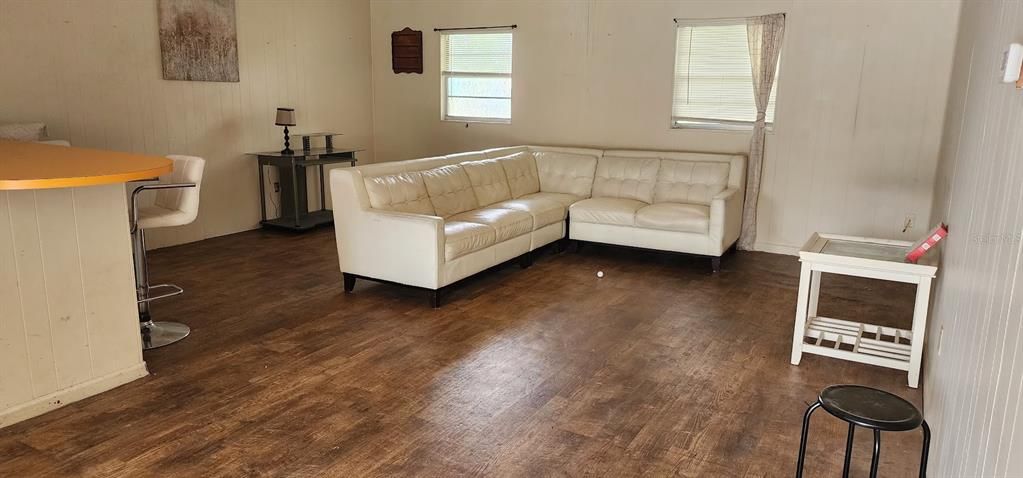 For Rent: $1,350 (2 beds, 1 baths, 900 Square Feet)