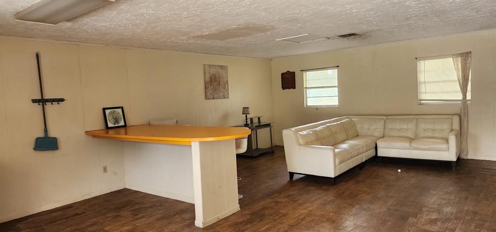 For Rent: $1,350 (2 beds, 1 baths, 900 Square Feet)